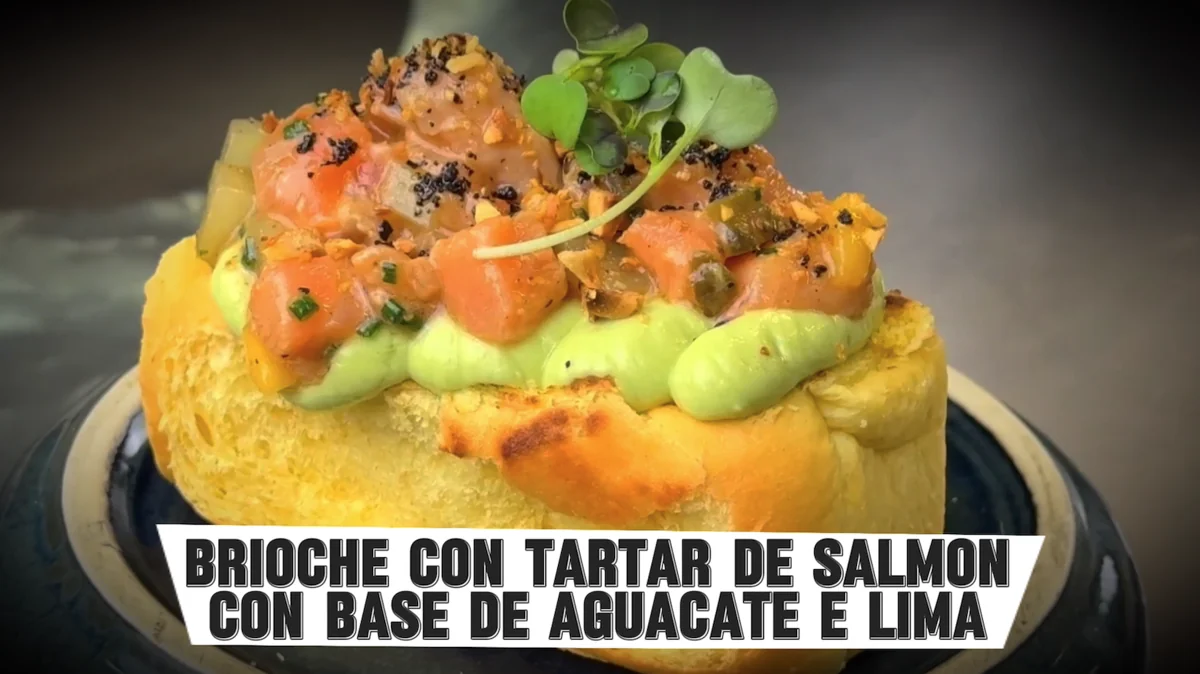 Brioche con tartar de salmón, aguacate y lima de Petiscos de Nadal