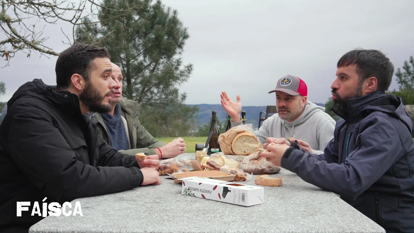 Cocineros y productores comparten una mesa en Faísca