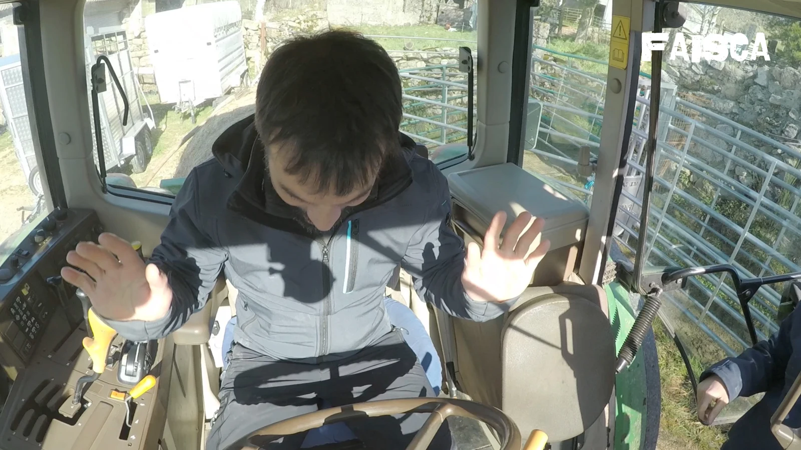 Un protagonista de Faísca al volante de un tractor