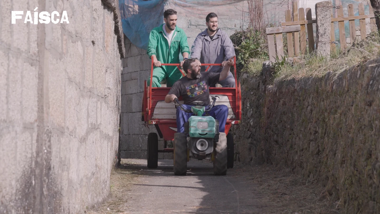 Participantes de Faísca compartiendo un tractor en una calle de Ourense