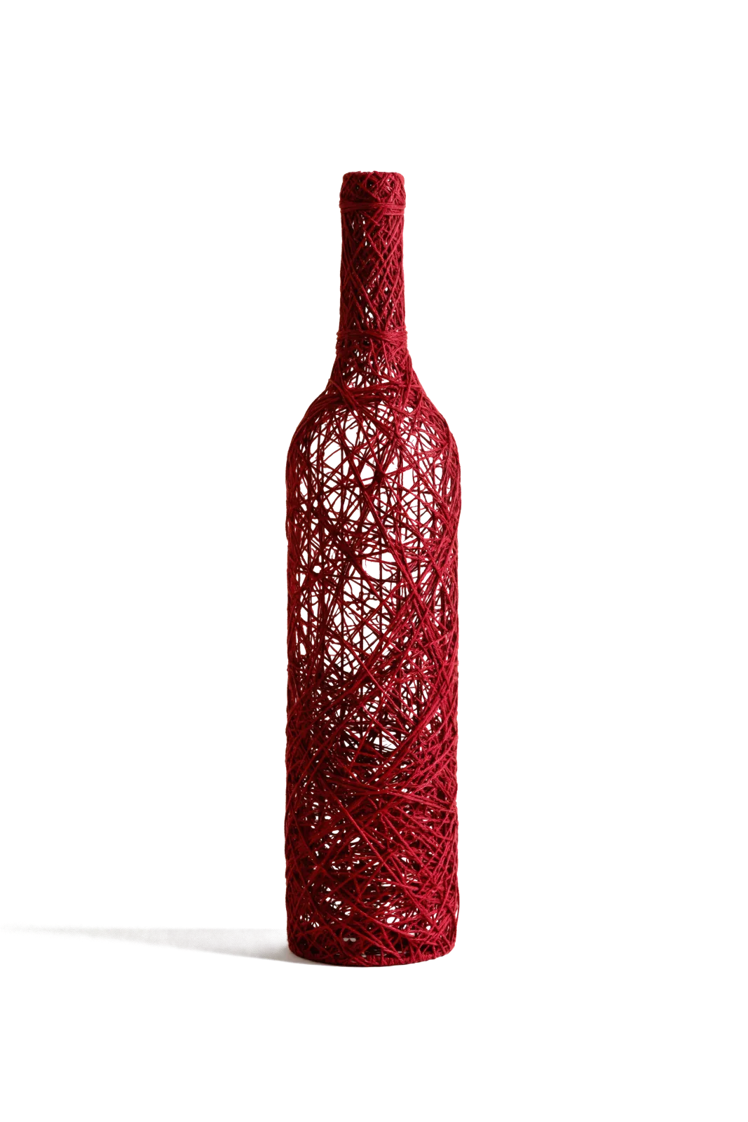 Aplicación del concepto Natureza Heroica en una botella formada por hilos rojos