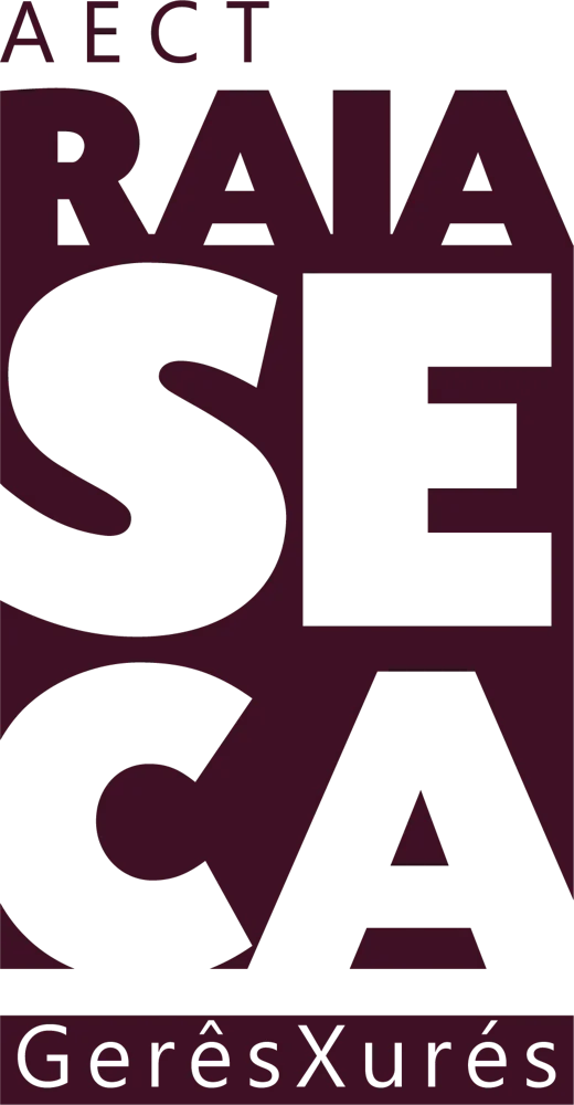 Logotipo de AECT Raia Seca Gerês Xurés con letras apiladas en color corporativo