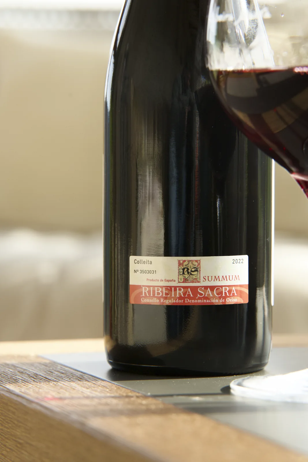 Detalle de una botella de vino de la denominación de origen Ribeira Sacra