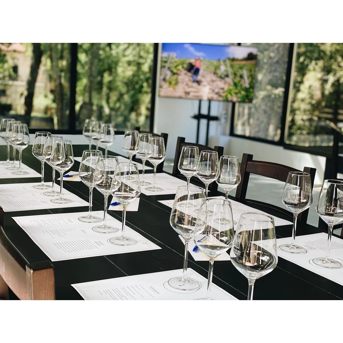 Sala preparada para una cata de vinos en la Ribeira Sacra