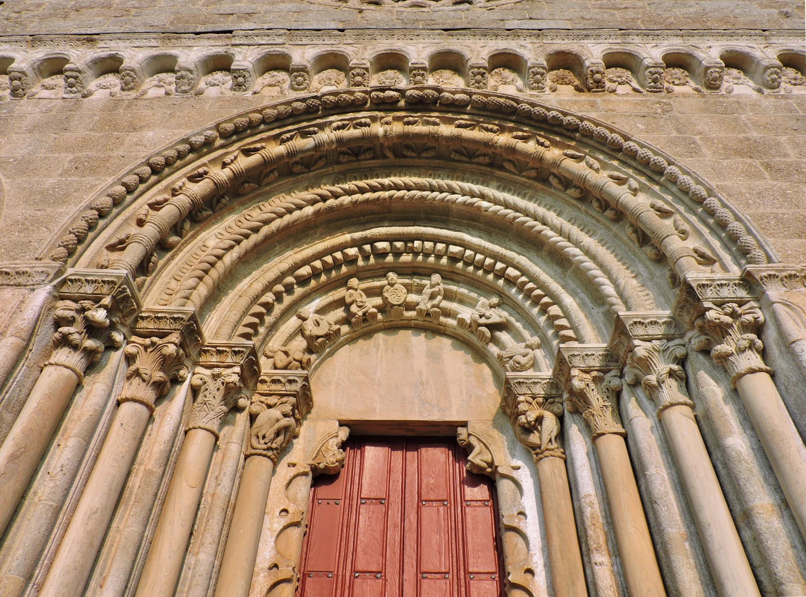 Detalle de la portada románica de Santo Estevo de Ribas de Miño
