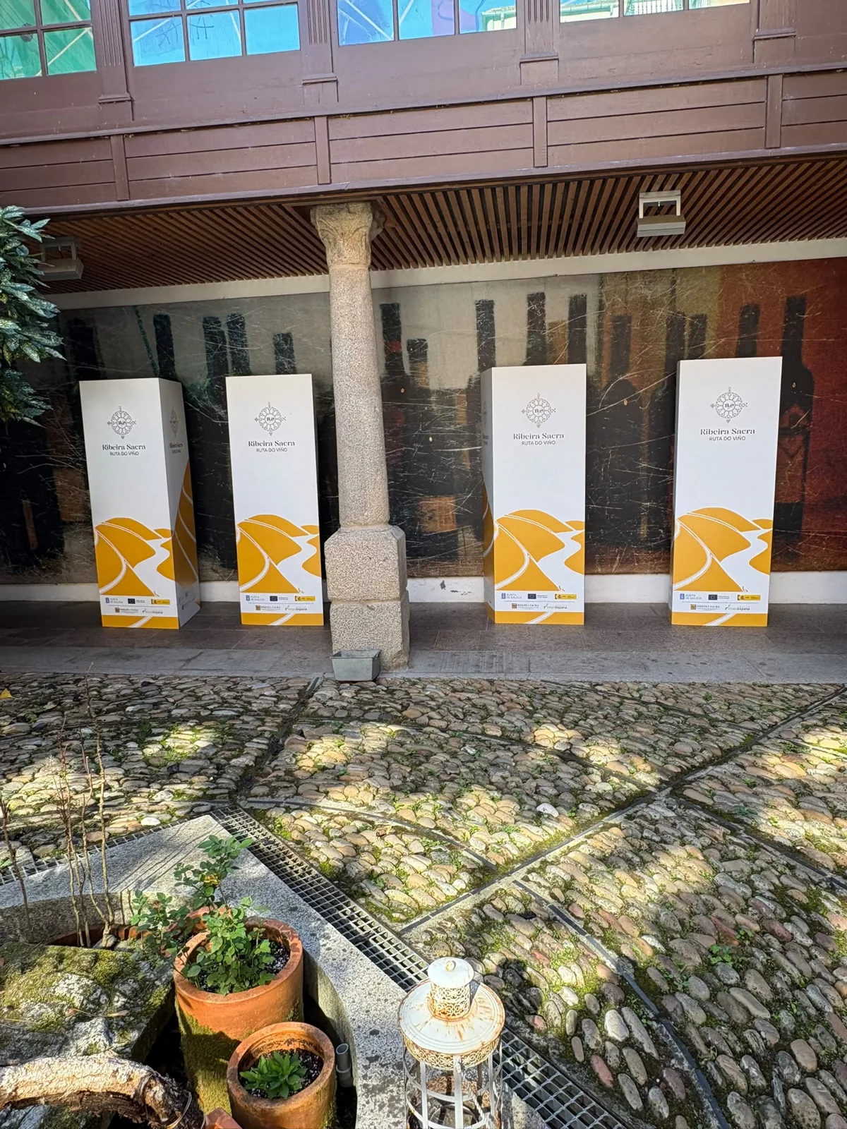Cuatro tótems de la Ruta del Vino Ribeira Sacra con la nueva gráfica de bancales en amarillo dorado
